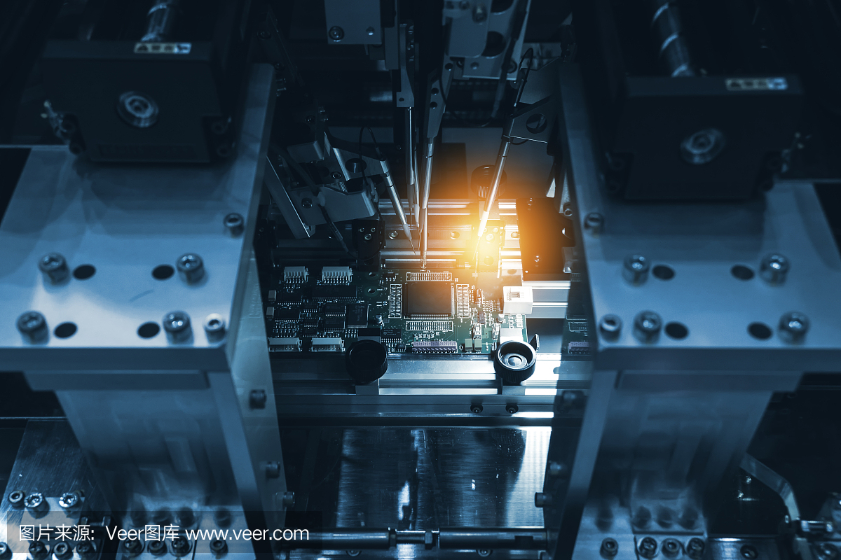 選擇性聚焦于PCB電路板。智能工廠中用于生產計算機部件的計算機電路板的機械工業裝配自動化。藍色調與閃光。